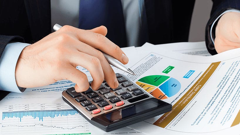 انتخاب اصول حسابداری برای استفاده در طول دوره حسابداری مالی بستگی به الزامات نظارتی و گزارشگری دارد که کسب و کار با آن مواجه است.
